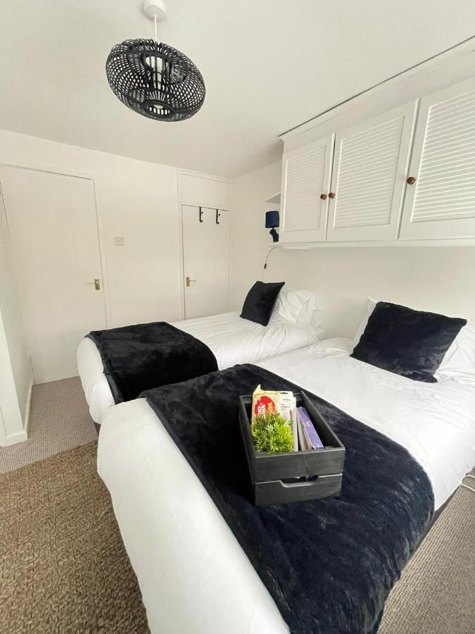 Lovely 1 Bed Home Near Hospital, With Parking & Garden Work Contractor Leisure, Sapphire CBG Extérieur photo