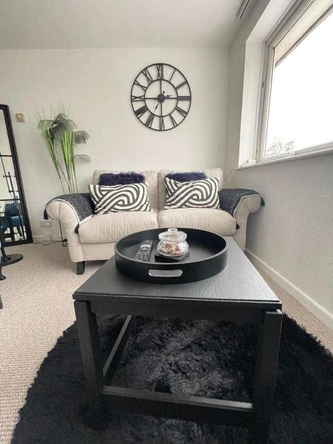 Lovely 1 Bed Home Near Hospital, With Parking & Garden Work Contractor Leisure, Sapphire CBG Extérieur photo