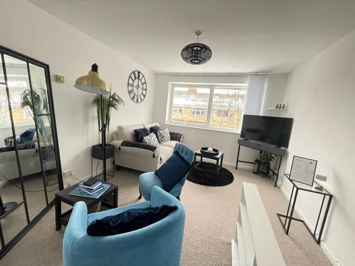Lovely 1 Bed Home Near Hospital, With Parking & Garden Work Contractor Leisure, Sapphire CBG Extérieur photo