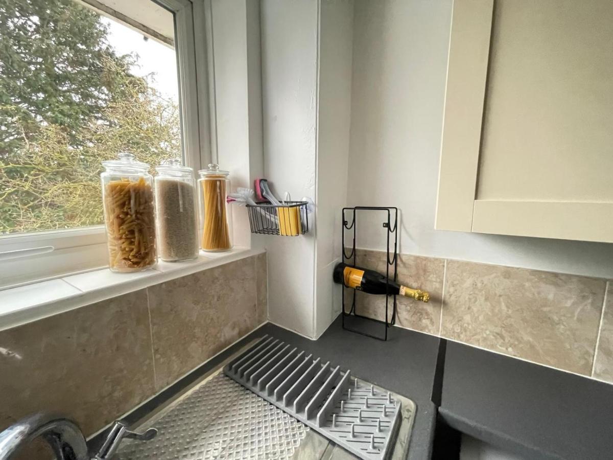 Lovely 1 Bed Home Near Hospital, With Parking & Garden Work Contractor Leisure, Sapphire CBG Extérieur photo