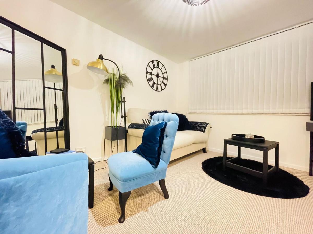 Lovely 1 Bed Home Near Hospital, With Parking & Garden Work Contractor Leisure, Sapphire CBG Extérieur photo