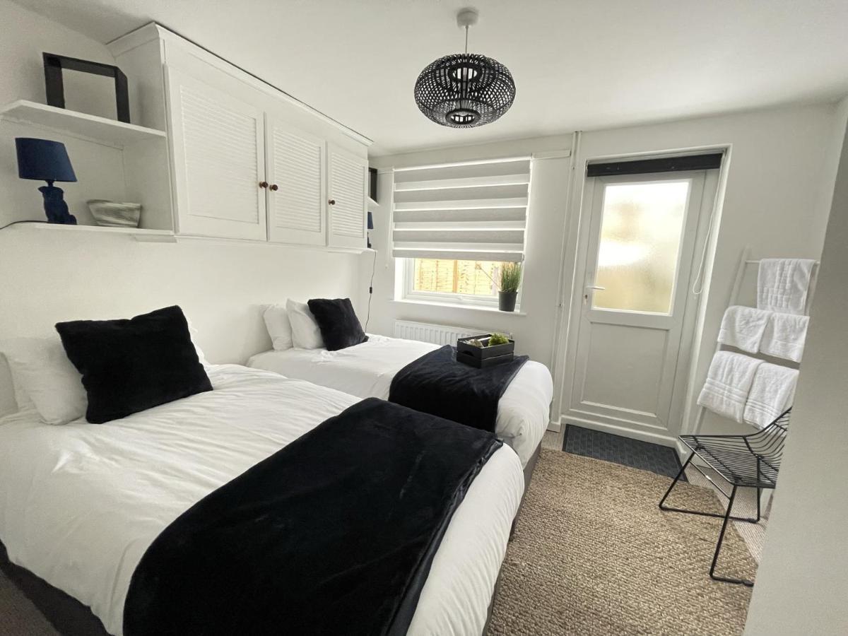 Lovely 1 Bed Home Near Hospital, With Parking & Garden Work Contractor Leisure, Sapphire CBG Extérieur photo