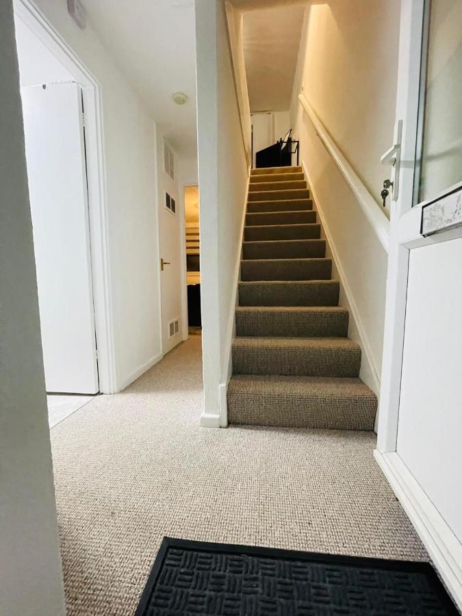 Lovely 1 Bed Home Near Hospital, With Parking & Garden Work Contractor Leisure, Sapphire CBG Extérieur photo