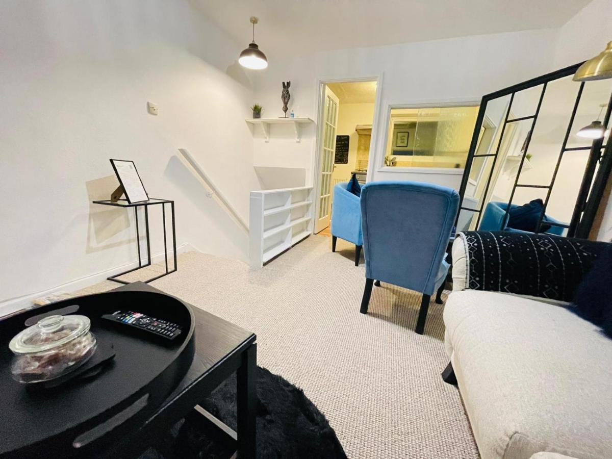 Lovely 1 Bed Home Near Hospital, With Parking & Garden Work Contractor Leisure, Sapphire CBG Extérieur photo