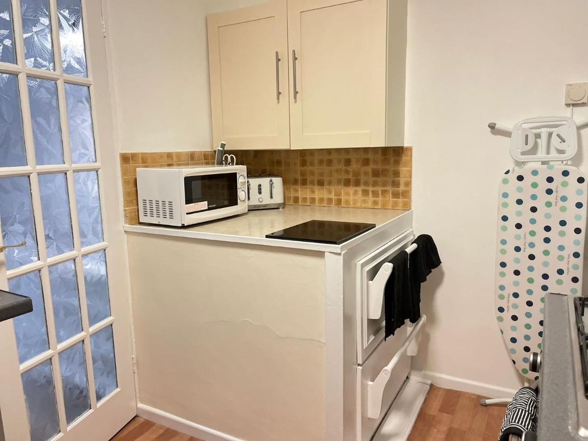 Lovely 1 Bed Home Near Hospital, With Parking & Garden Work Contractor Leisure, Sapphire CBG Extérieur photo