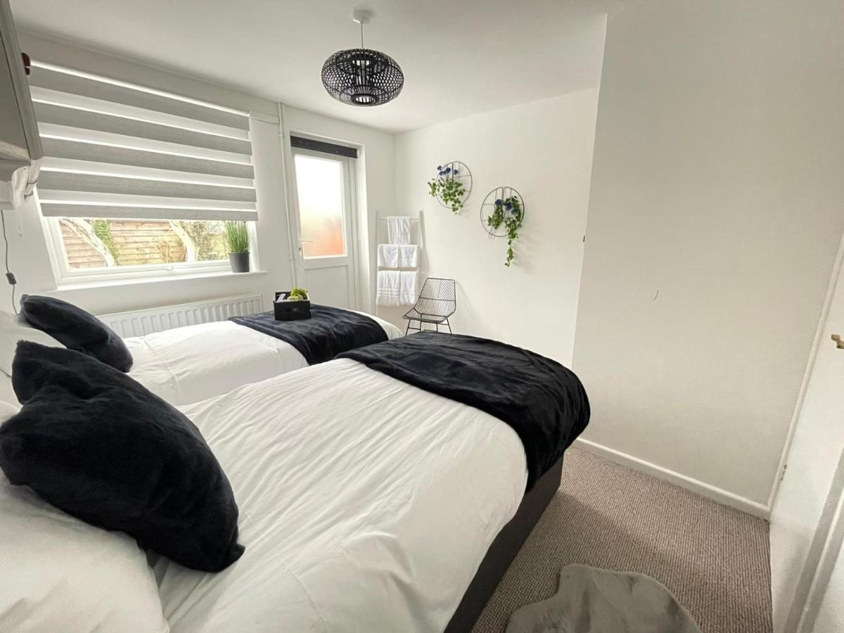 Lovely 1 Bed Home Near Hospital, With Parking & Garden Work Contractor Leisure, Sapphire CBG Extérieur photo