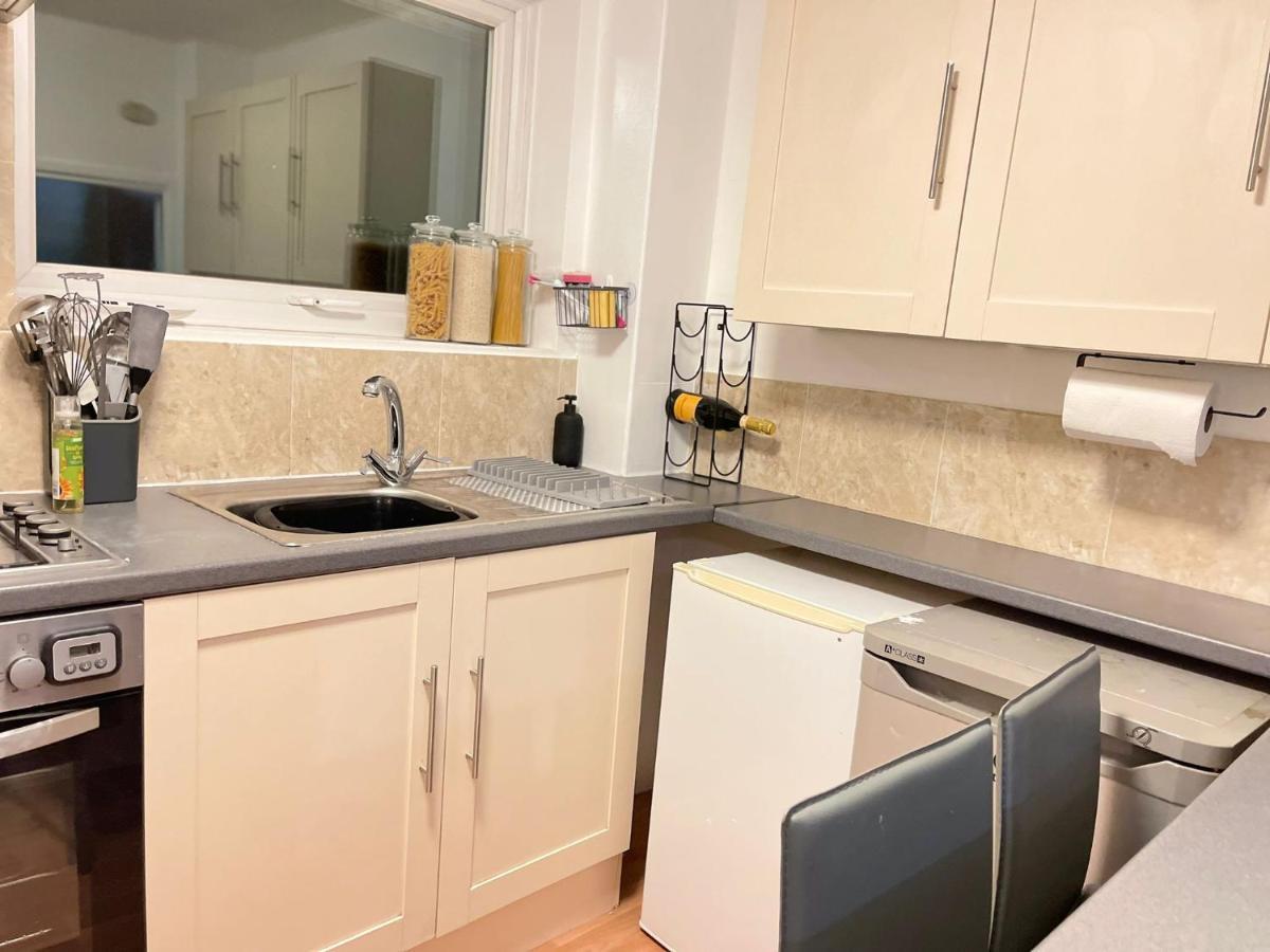 Lovely 1 Bed Home Near Hospital, With Parking & Garden Work Contractor Leisure, Sapphire CBG Extérieur photo