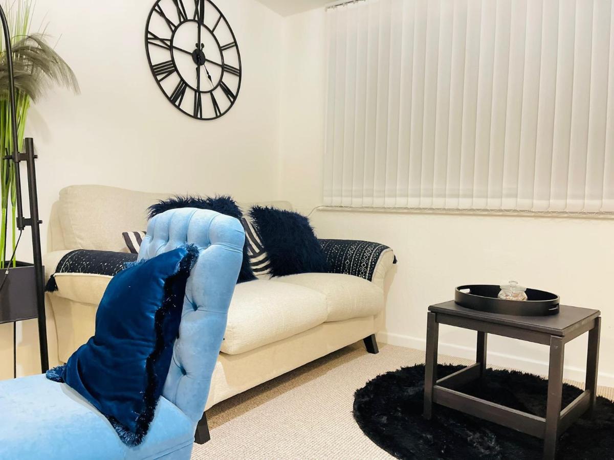 Lovely 1 Bed Home Near Hospital, With Parking & Garden Work Contractor Leisure, Sapphire CBG Extérieur photo