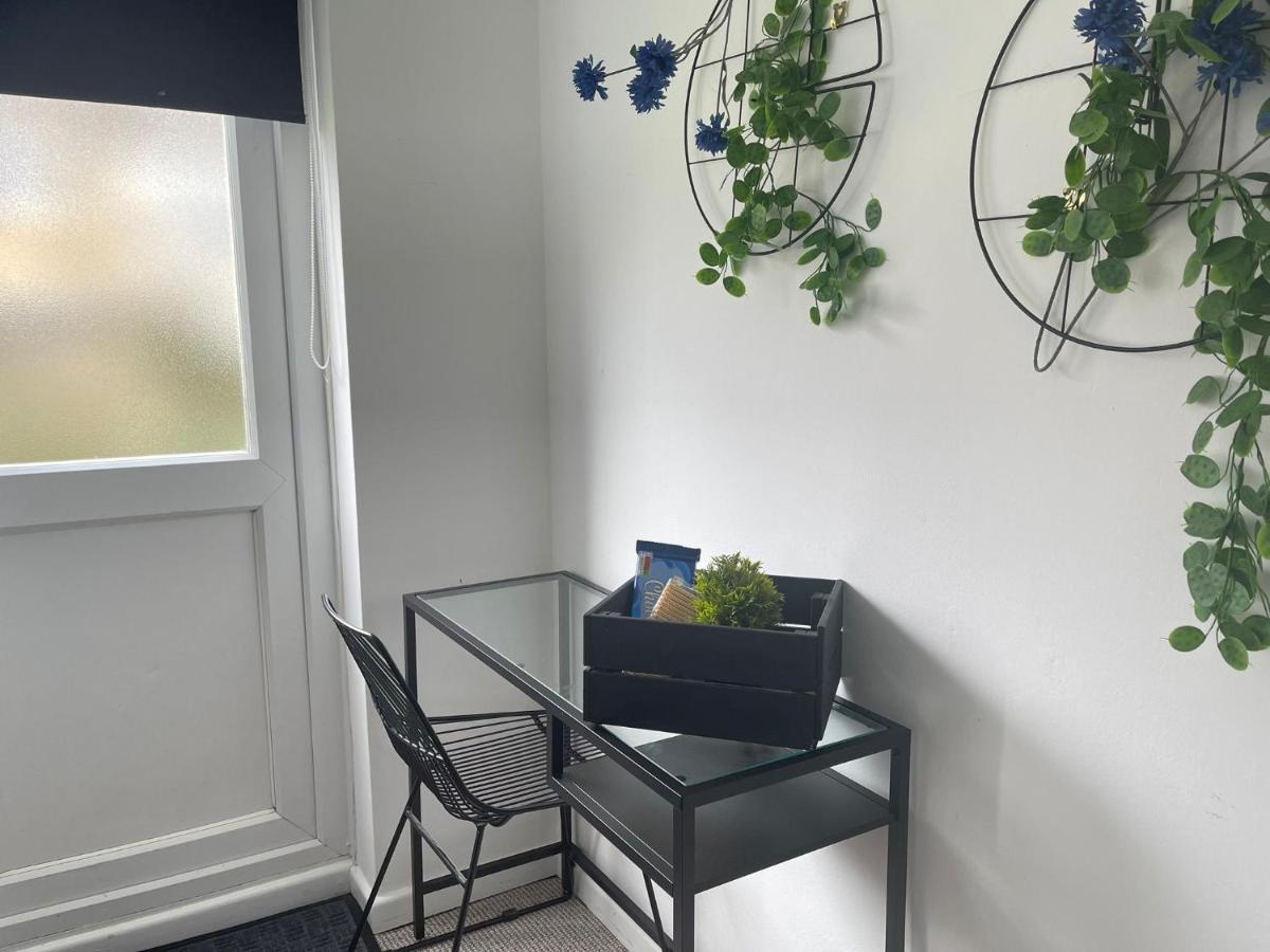 Lovely 1 Bed Home Near Hospital, With Parking & Garden Work Contractor Leisure, Sapphire CBG Extérieur photo