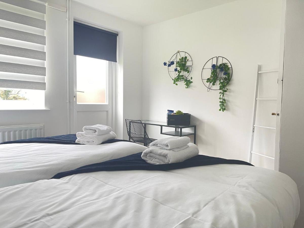 Lovely 1 Bed Home Near Hospital, With Parking & Garden Work Contractor Leisure, Sapphire CBG Extérieur photo